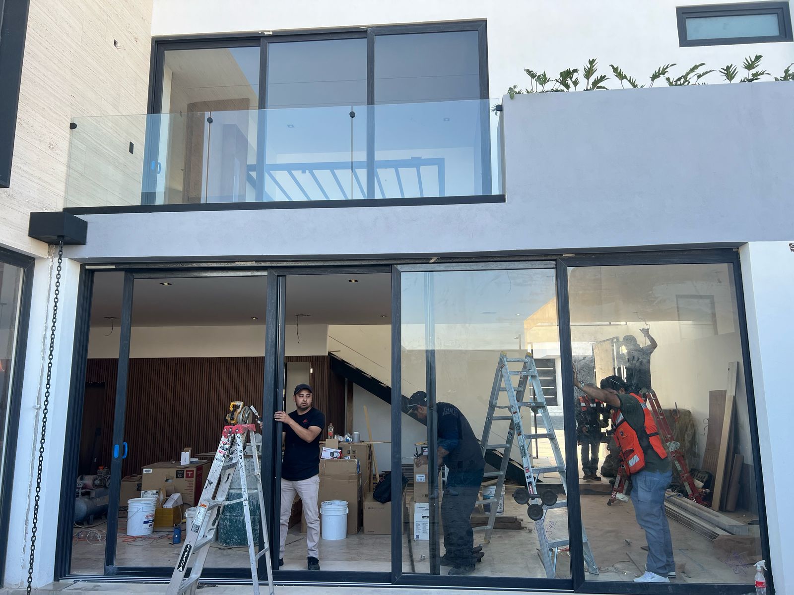 Equipo de Euroventanas instalando ventanales de aluminio en una residencia